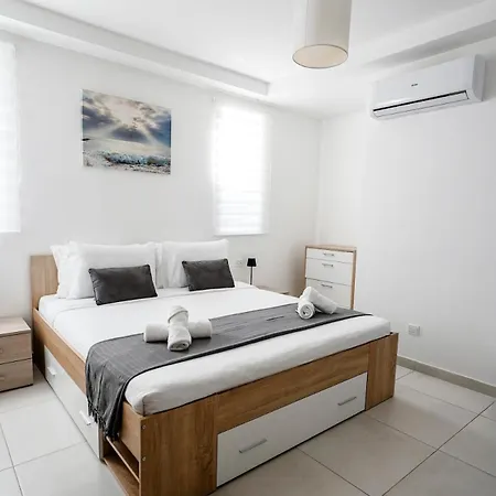Lägenhet Penthouse With Massive Terrace San Ġwann